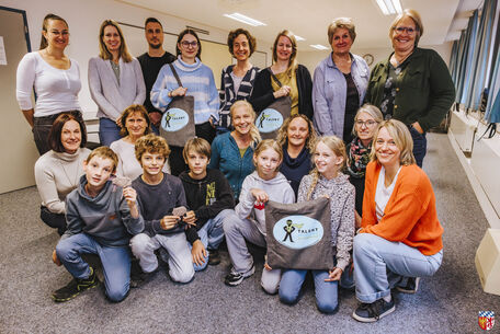 Bastelmaterial-Vorbereitung für das Steinzeitdorf